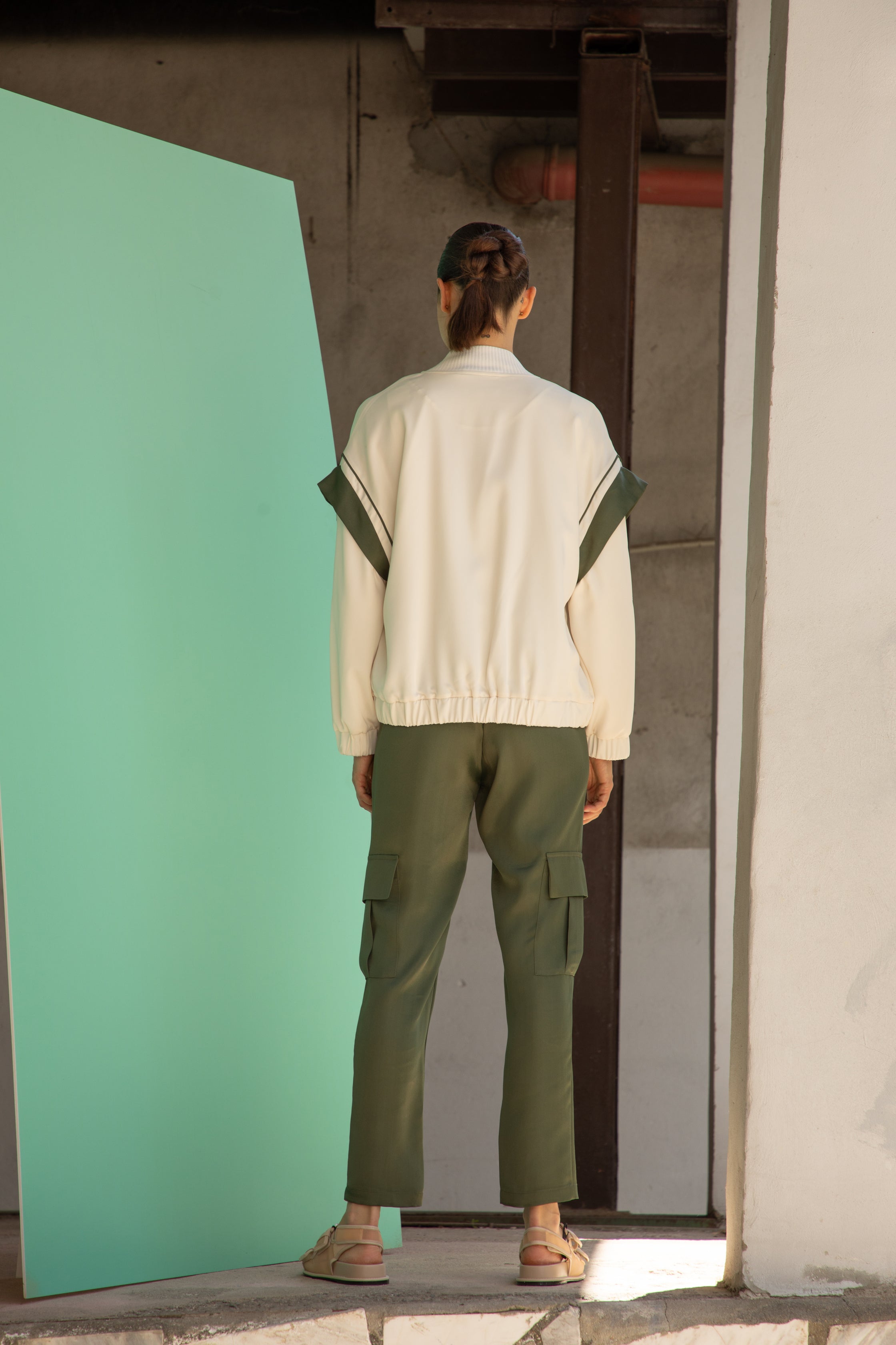 Pantalon cargo Camille en satin fluide - kaki