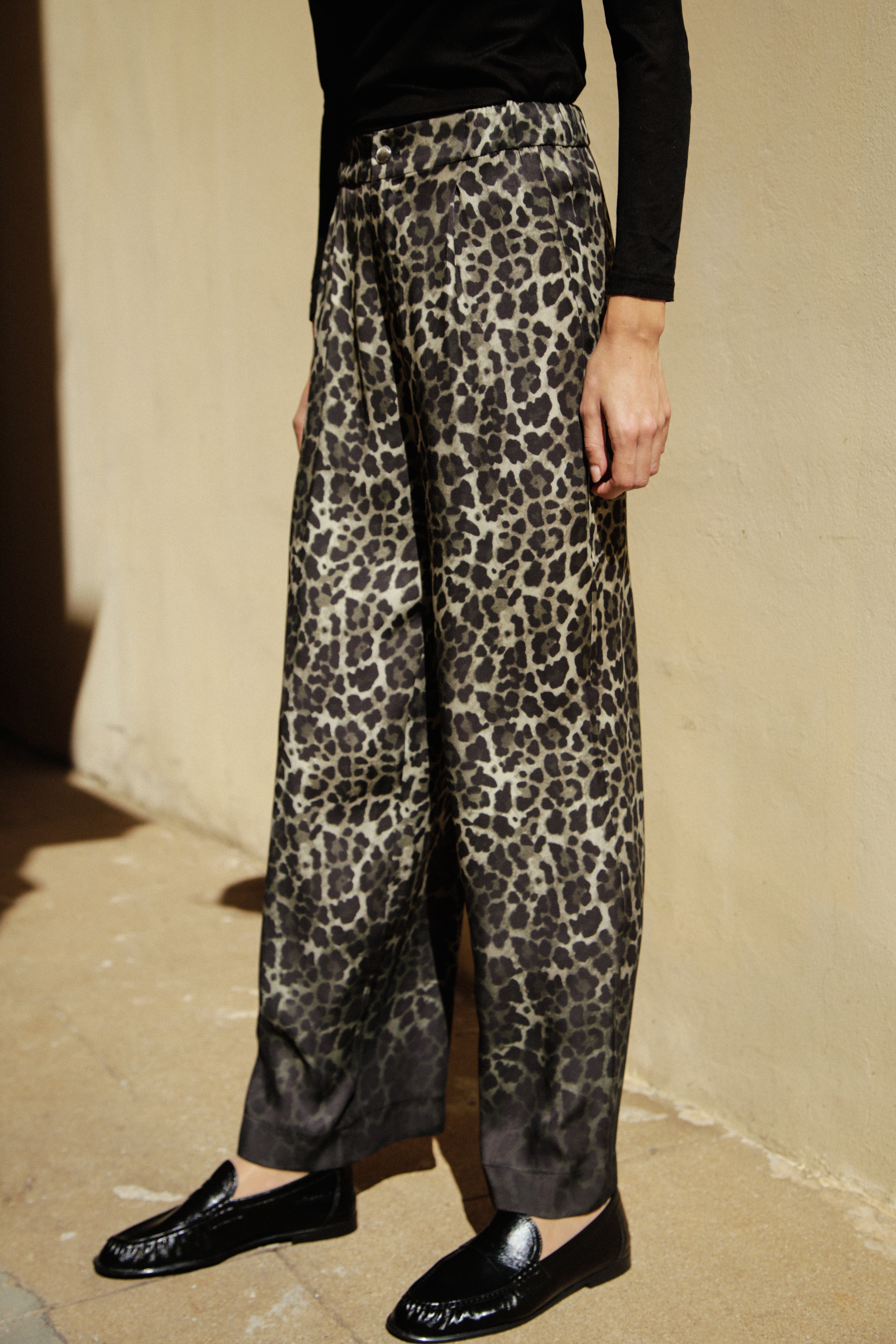 Pantalon Victoire en viscose fluide imprimé léopard Kaki