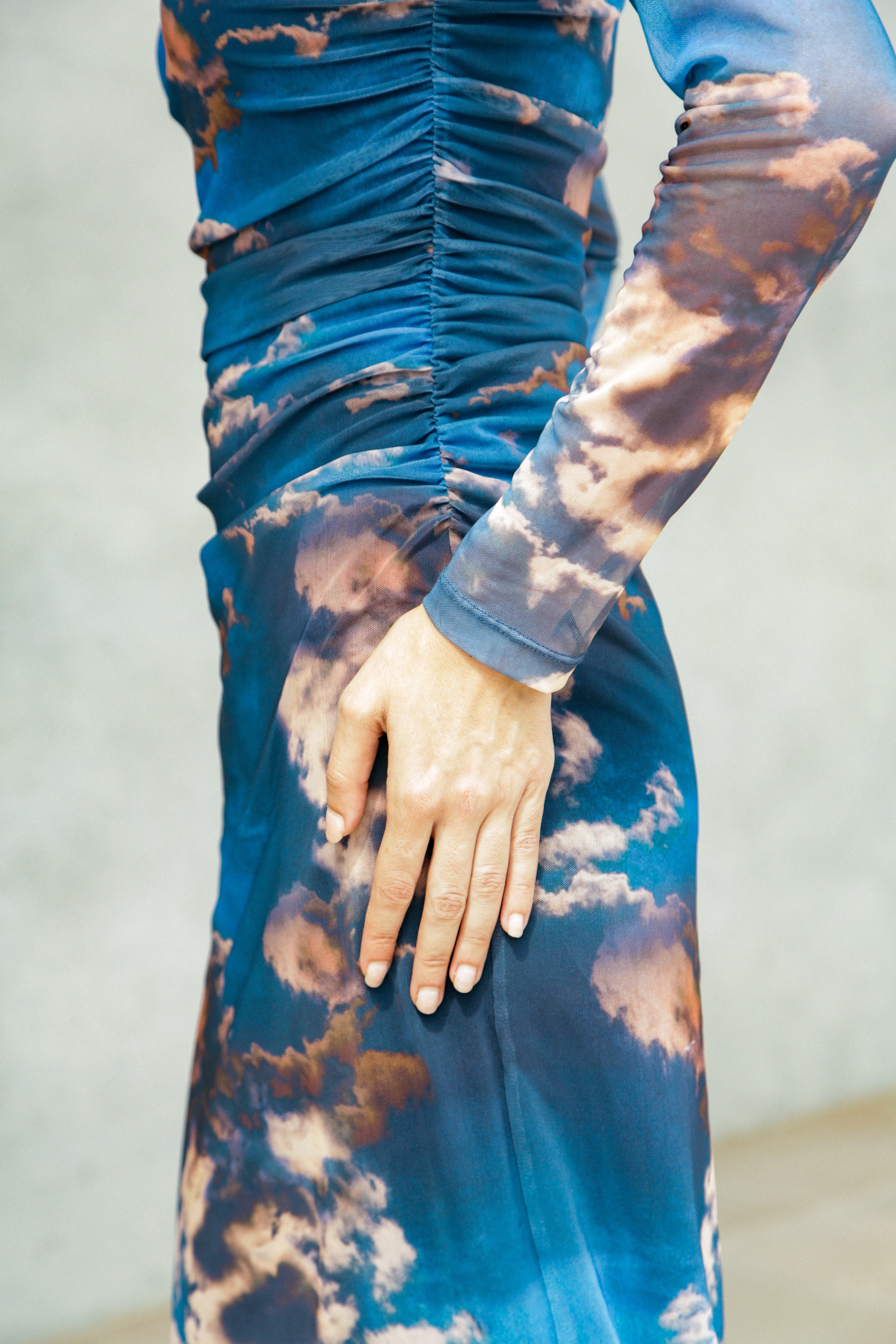 Robe Eclipse drapée en maille résille imprimé nuage