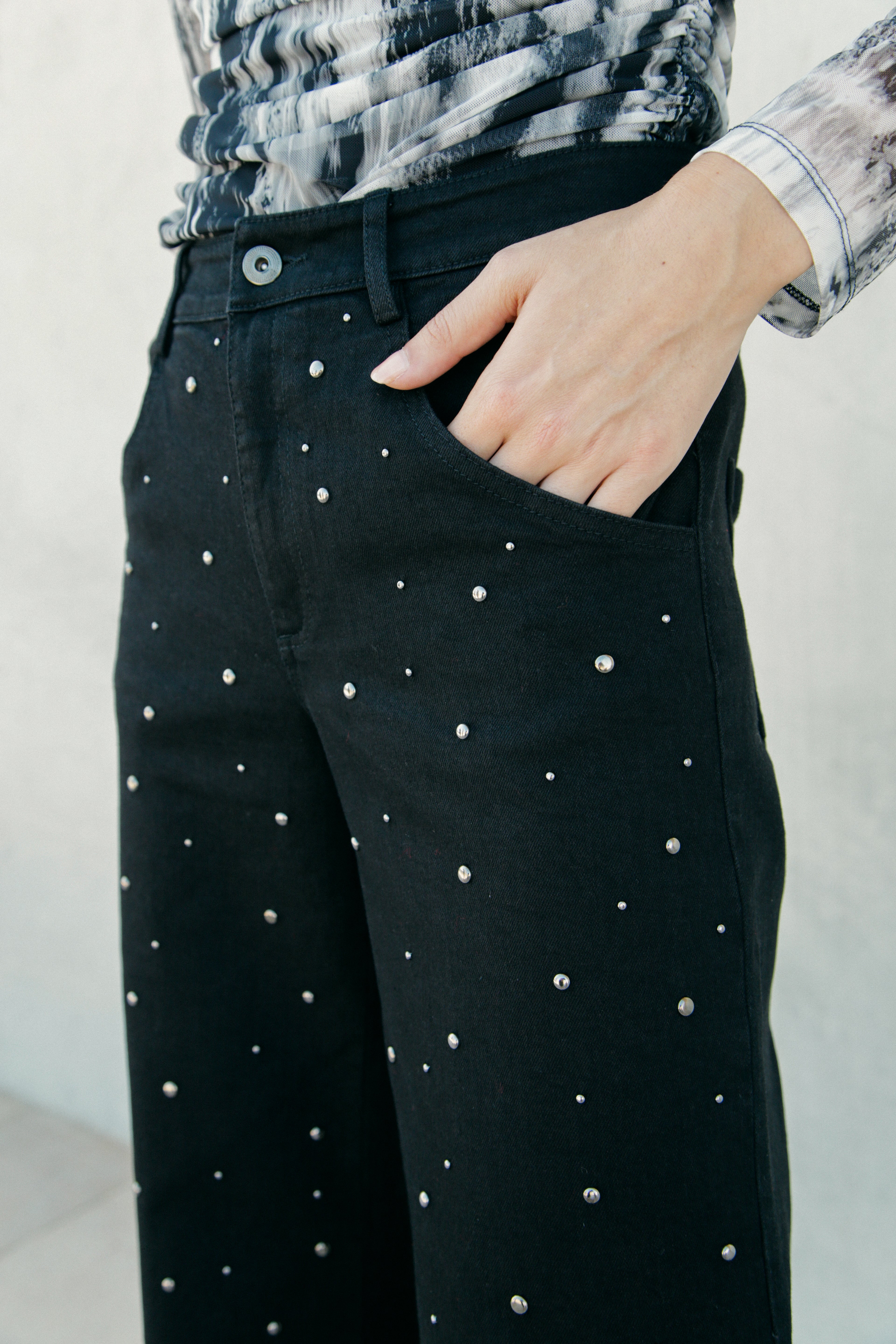 Jean Gabriel en denim noir à clous