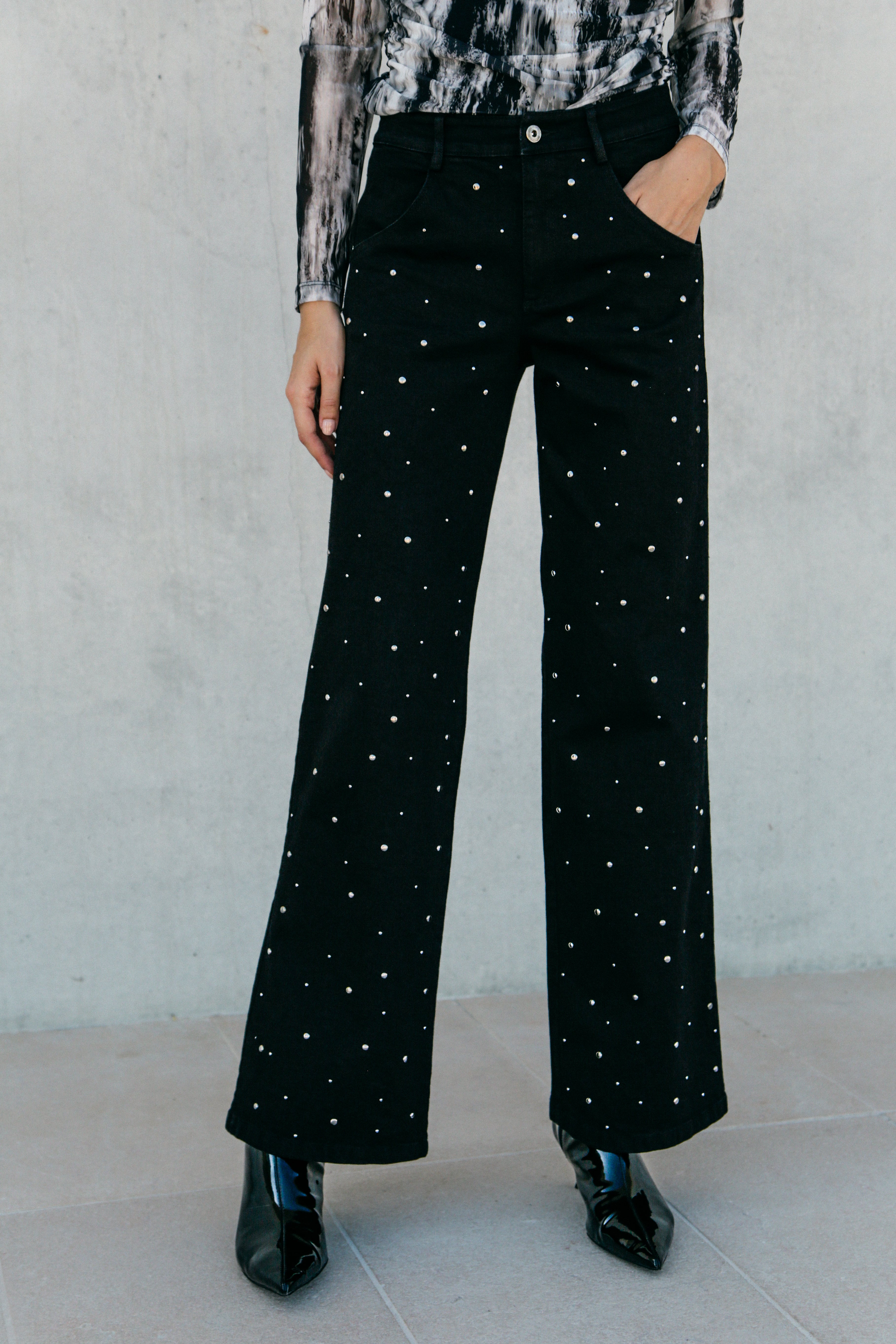 Jean Gabriel en denim noir à clous