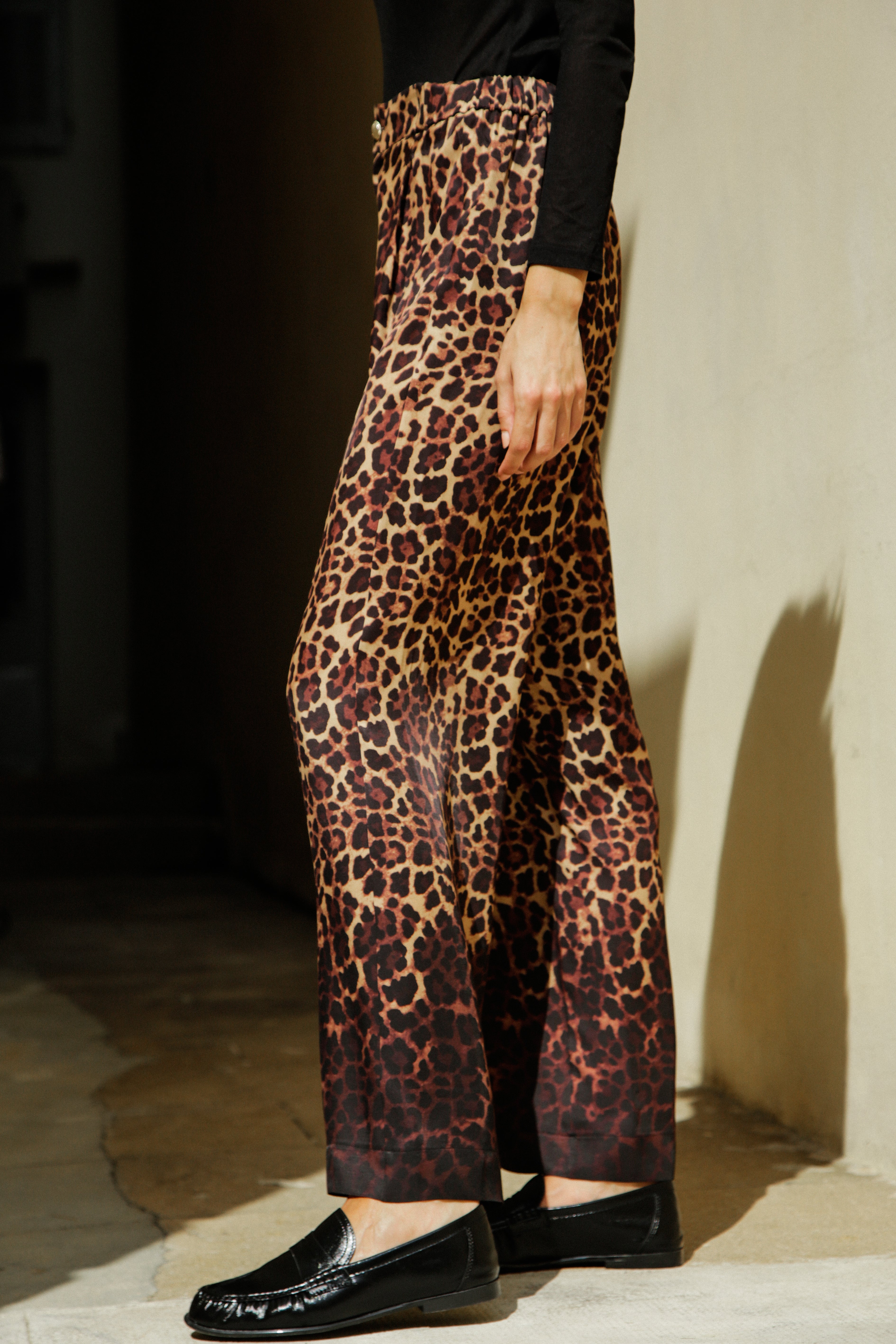 Pantalon Victoire en viscose fluide imprimé léopard Moka