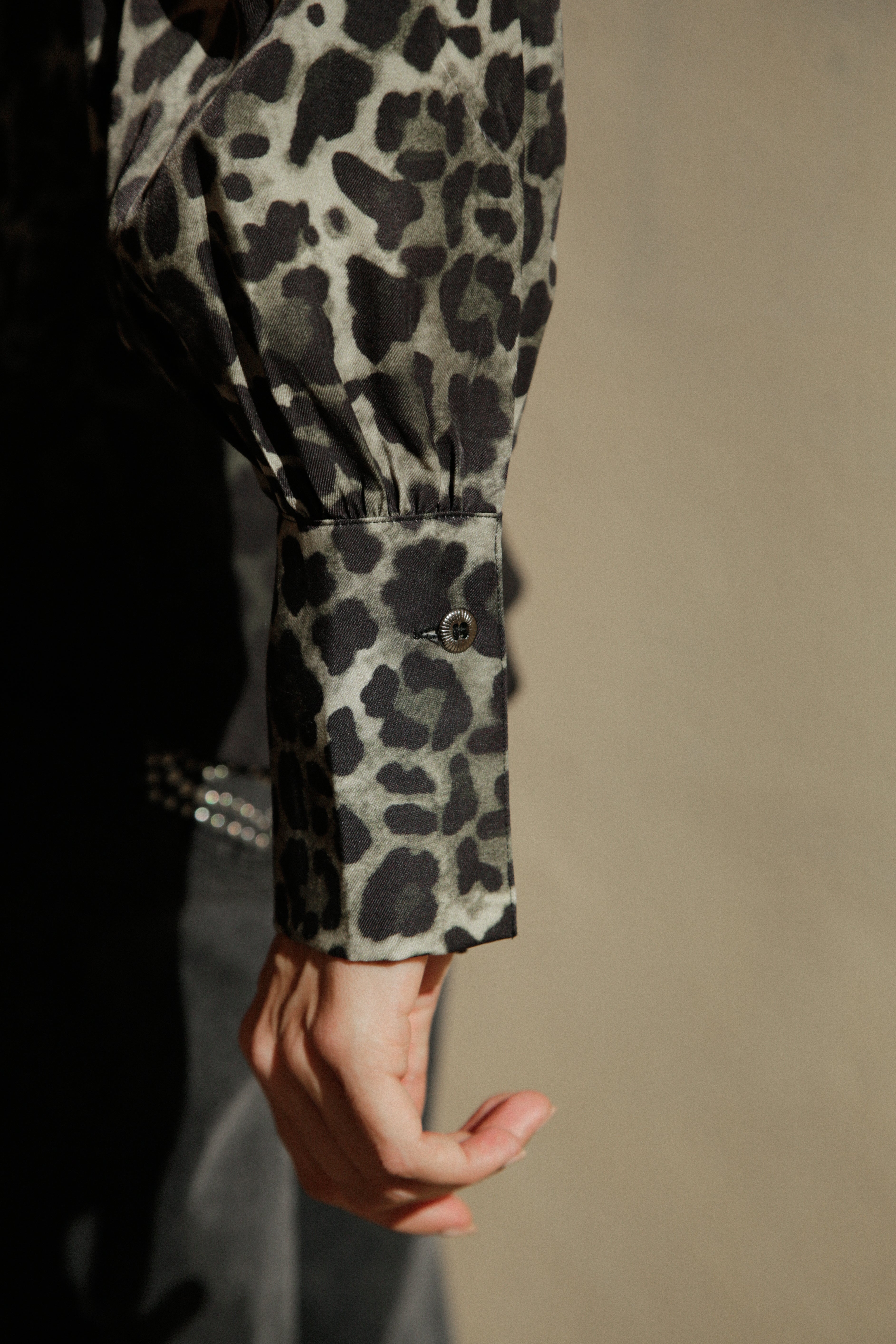 Chemise Aimé en viscose manches longues imprimé léopard Kaki