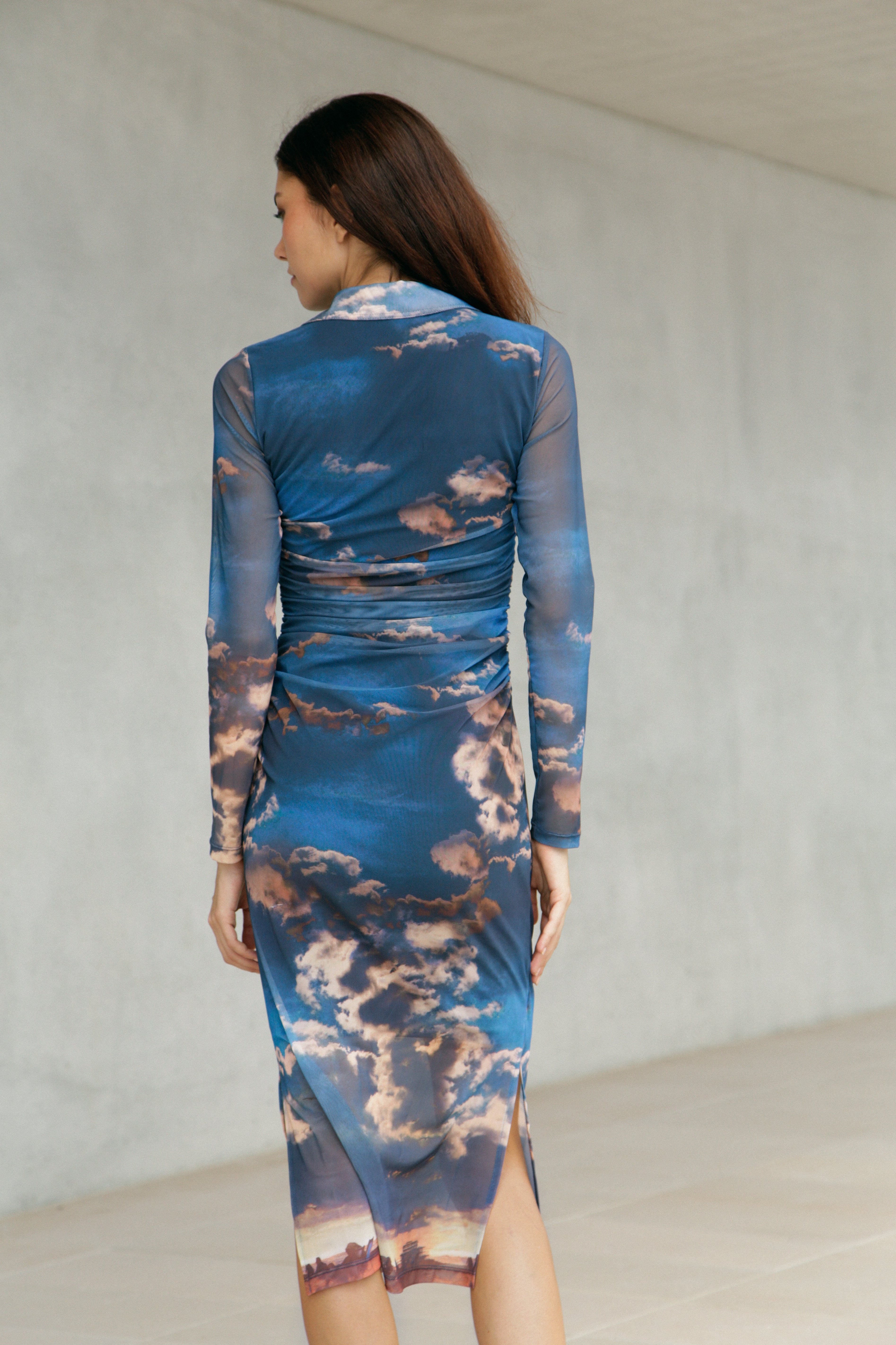 Robe Eclipse drapée en maille résille imprimé nuage