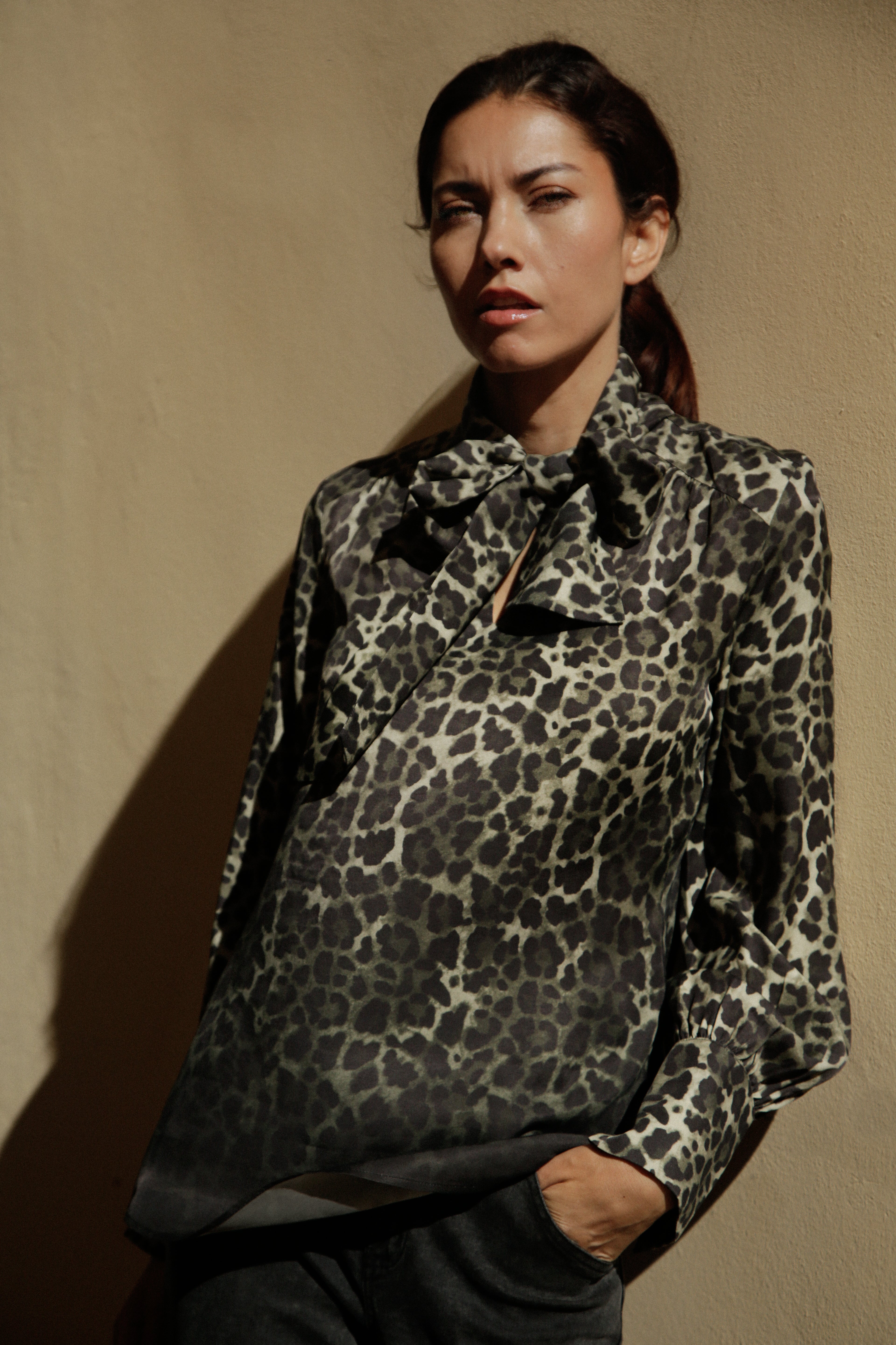 Blouse Mia col lavallière imprimé léopard Kaki