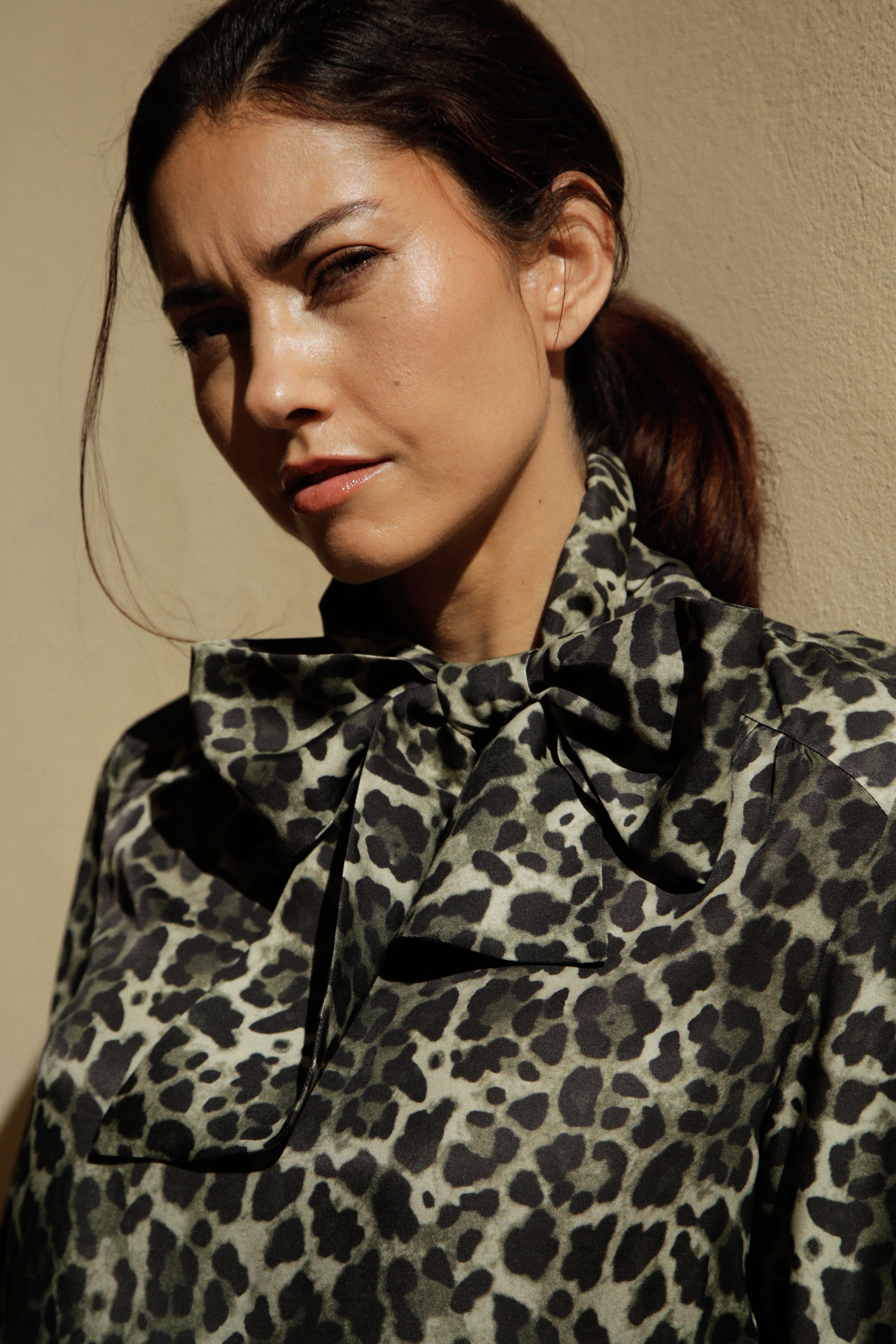 Blouse Mia col lavallière imprimé léopard Kaki