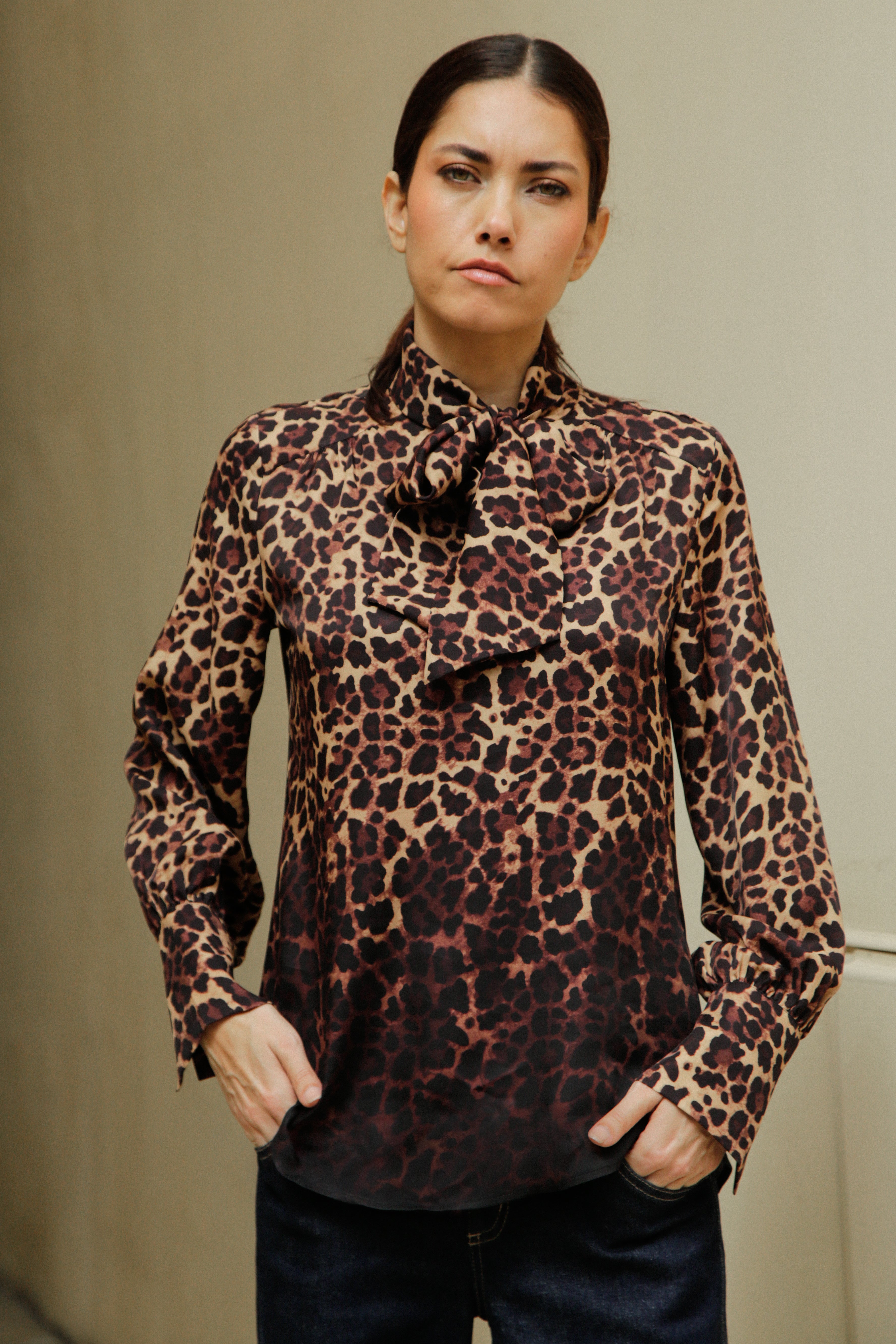 Blouse Mia col lavallière imprimé léopard Moka