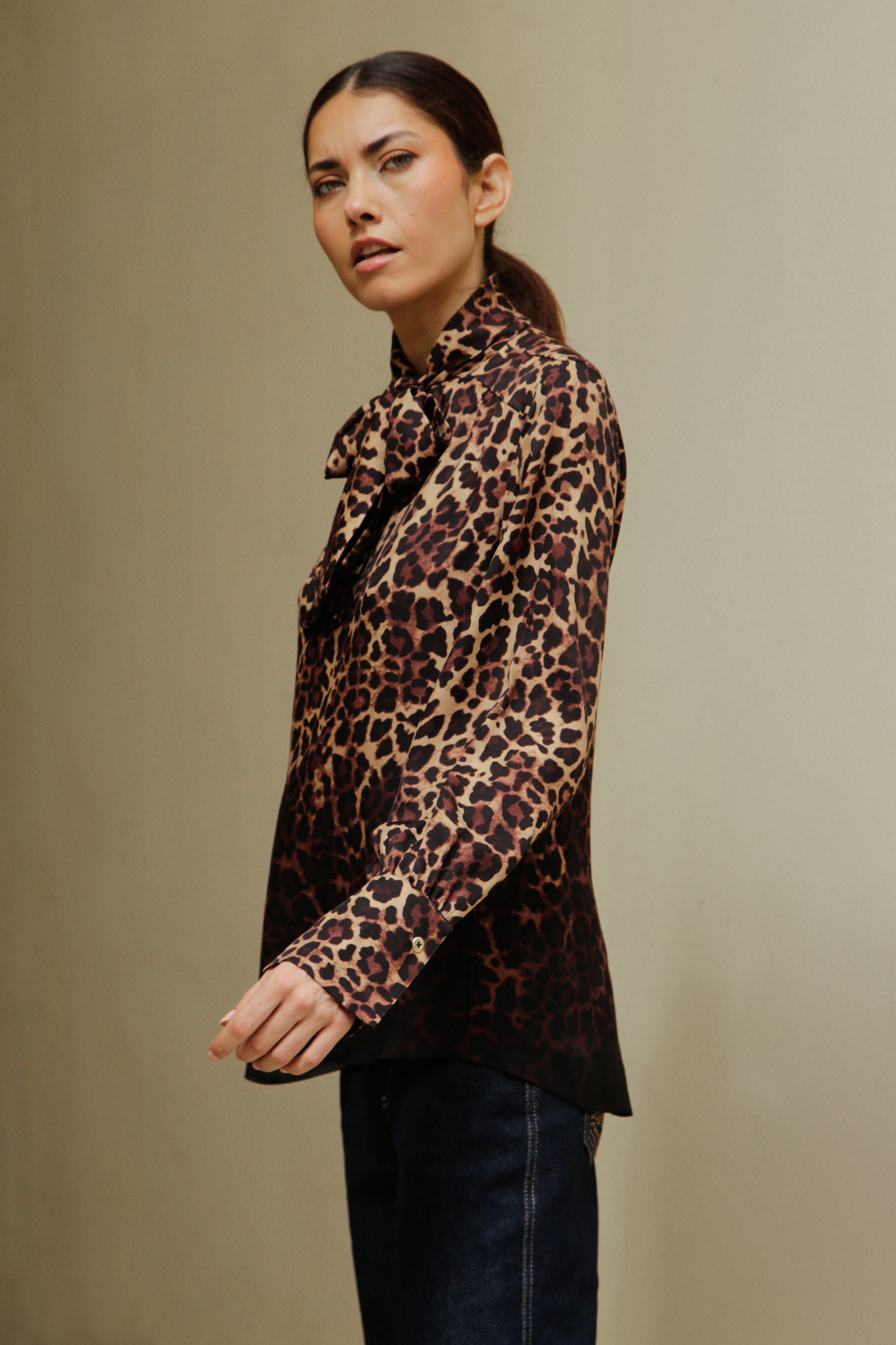Blouse Mia col lavallière imprimé léopard Moka
