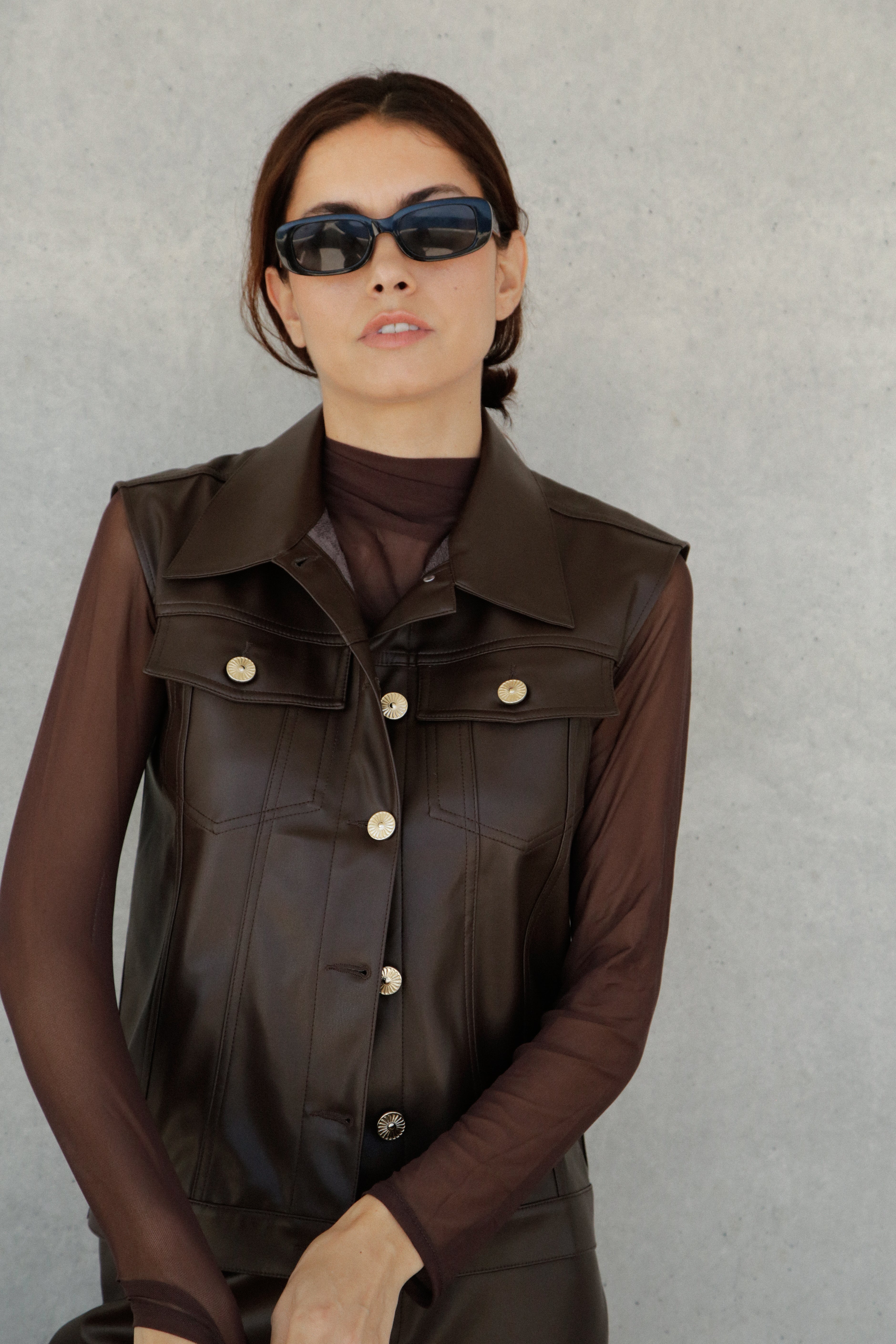 Veste Noa sans manches cuir vegan Moka