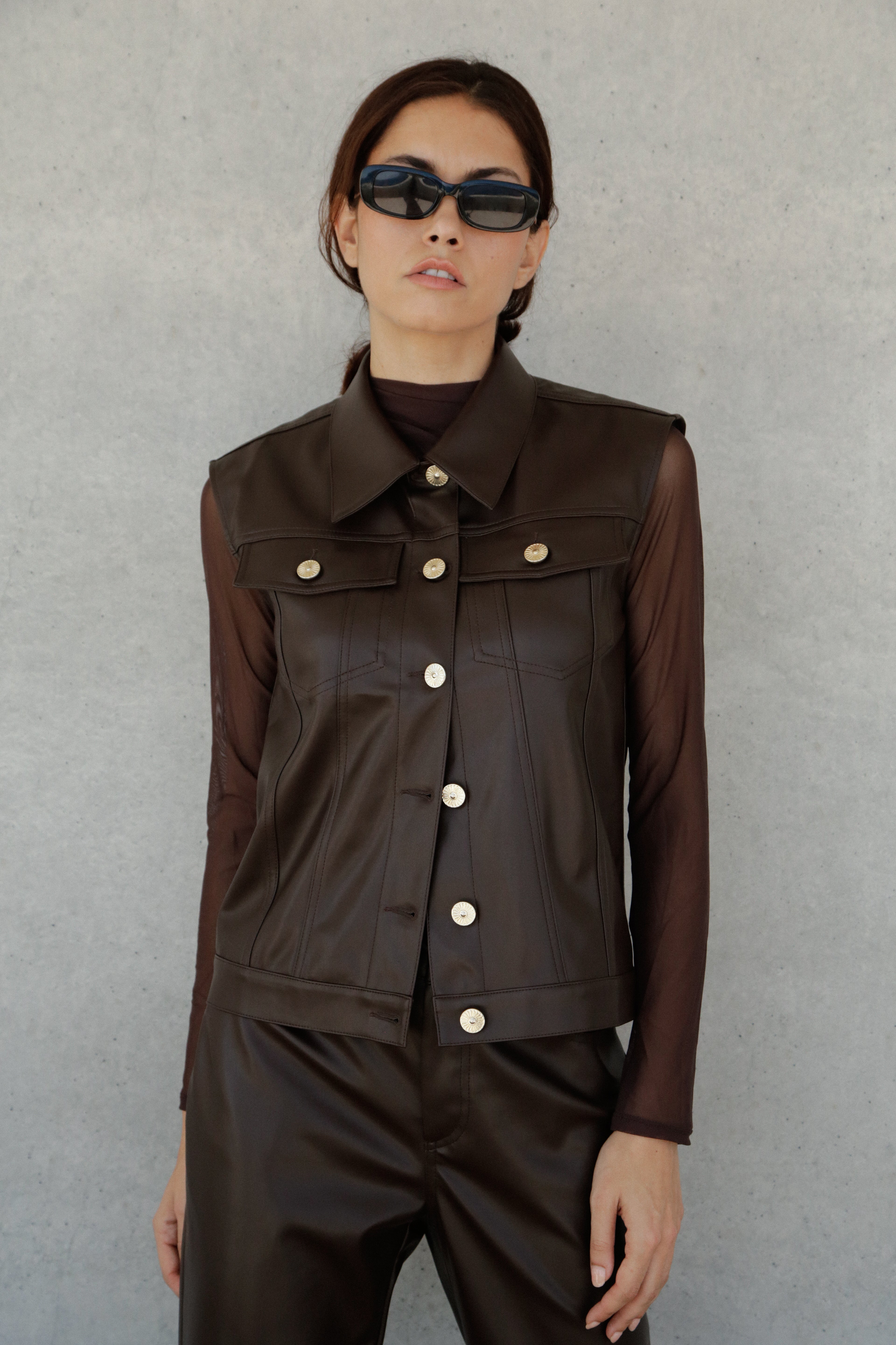 Veste Noa sans manches cuir vegan Moka
