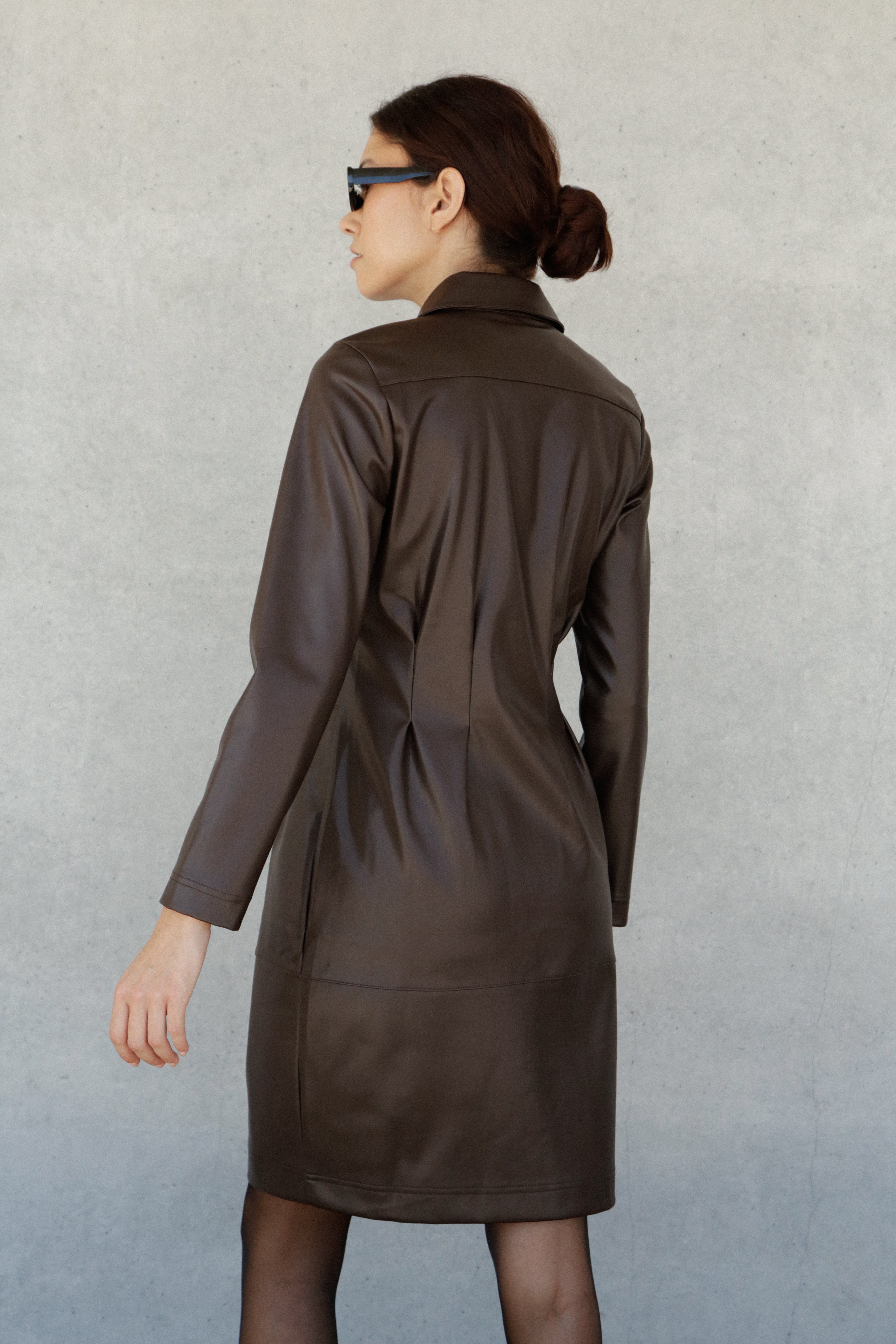 Robe manteau Bianca en cuir vegan moka